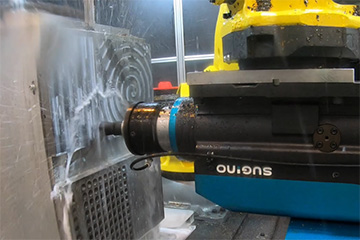 世界最小の大型加工機 高精度本格加工ロボットによる加工展示
