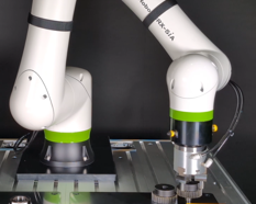 協働ロボットが公差の厳しい歯車を正確に組立てている写真