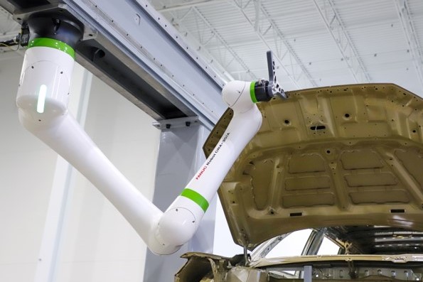 協働ロボットが車のボンネットを開けている写真