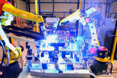 ロボットが溶接を行っている写真