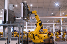 ロボットが大型の物を運んでいる写真