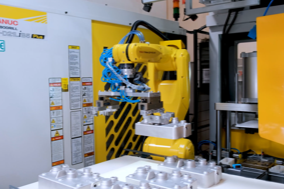ロボットが工作機械にワークを投入している写真