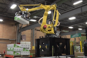 ロボットが段ボール箱を運んでいる写真