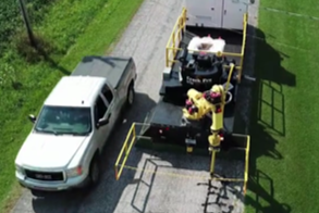 ロボットが道路の補修を行っている写真