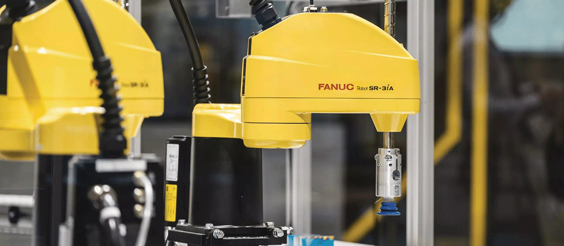 ファナックの様々なタイプの産業用ロボットが並んでいる写真