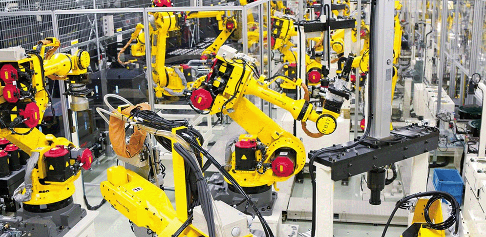 ファナックの様々なタイプの産業用ロボットが並んでいる写真