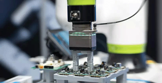 ファナックのCRXが組立を行っている写真