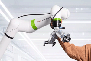 協働ロボットが人と一緒に働いている画像