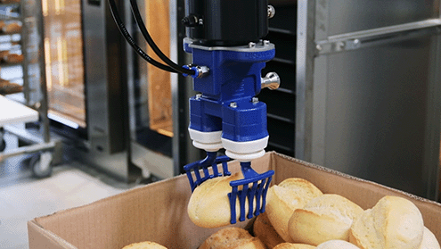 パンを掴むロボットハンドの画像