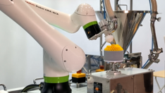 食品対応の協働ロボットがケーキのデコレーションを行っている様子