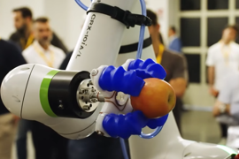 農園でリンゴの収穫を行う自走式の協働ロボット