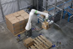 物流倉庫で段ボールのパレタイジング（積み付け）を行う協働ロボット