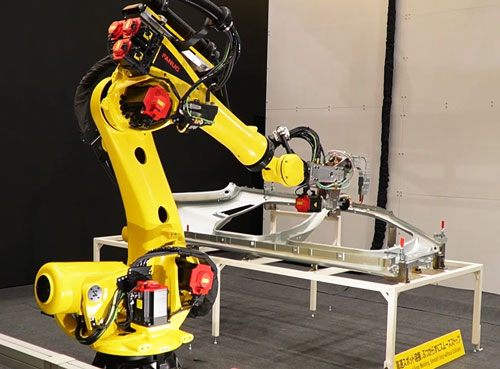 新型R-2000による高速スポット溶接デモ