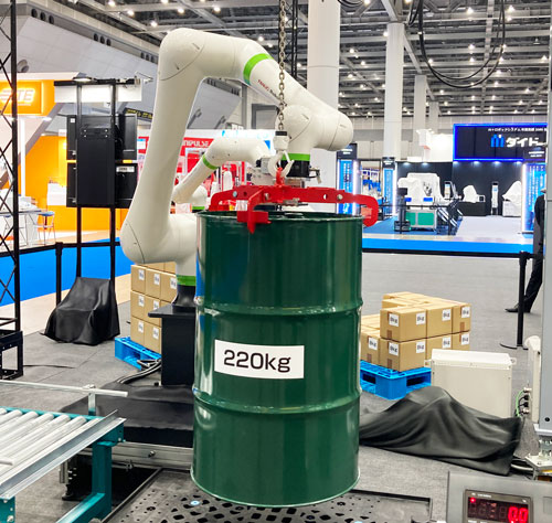 CRXと補助装置による220kgのドラム缶搬送