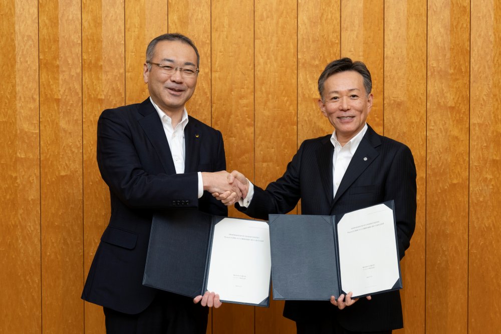写真左：ファナック 山口 社長兼CEO、右：日立製作所 德永 執行役社長兼CEO