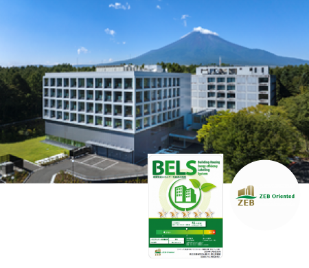 オフィス棟（手前）